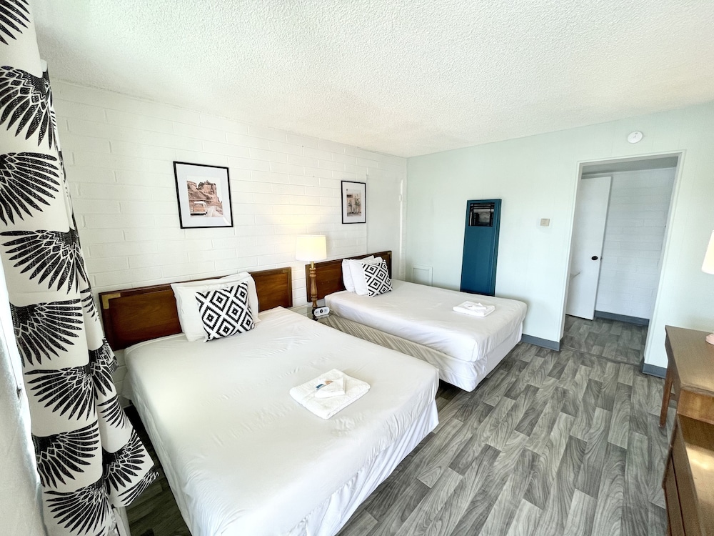 The Postcard Motel - photo 33
