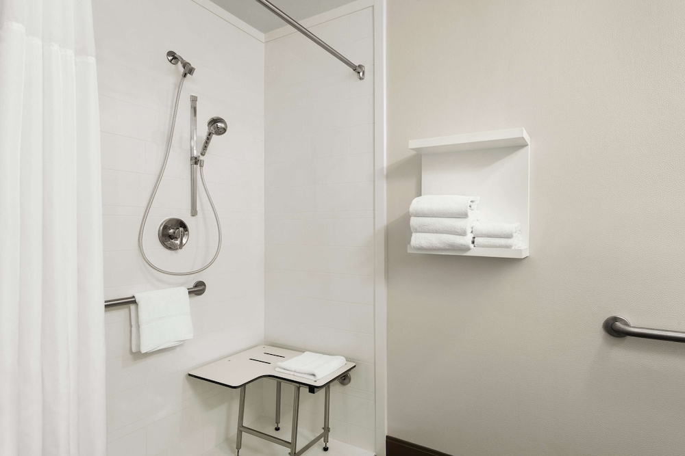 Hampton Inn Portland Airport - photo 18