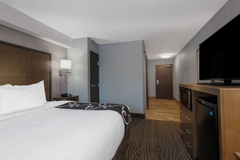 La Quinta Inn & Suites by Wyndham Anchorage Airport - photo 11