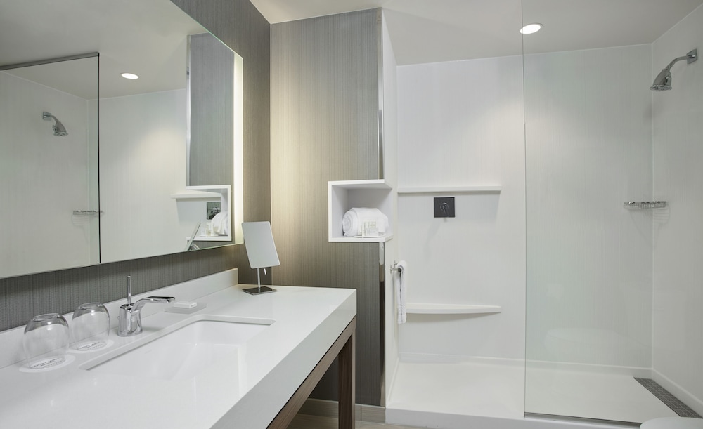 Courtyard by Marriott Erie Bayfront - photo 28