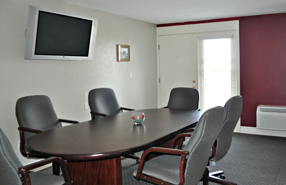 Bradford Inn & Suites - photo 26