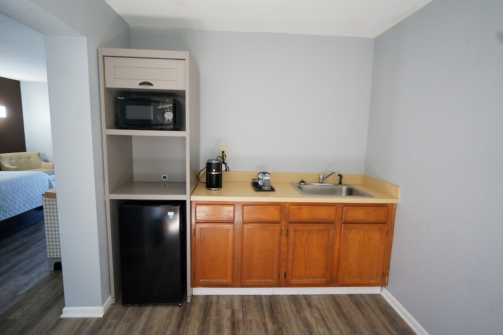 Columbus Inn and Suites - photo 11