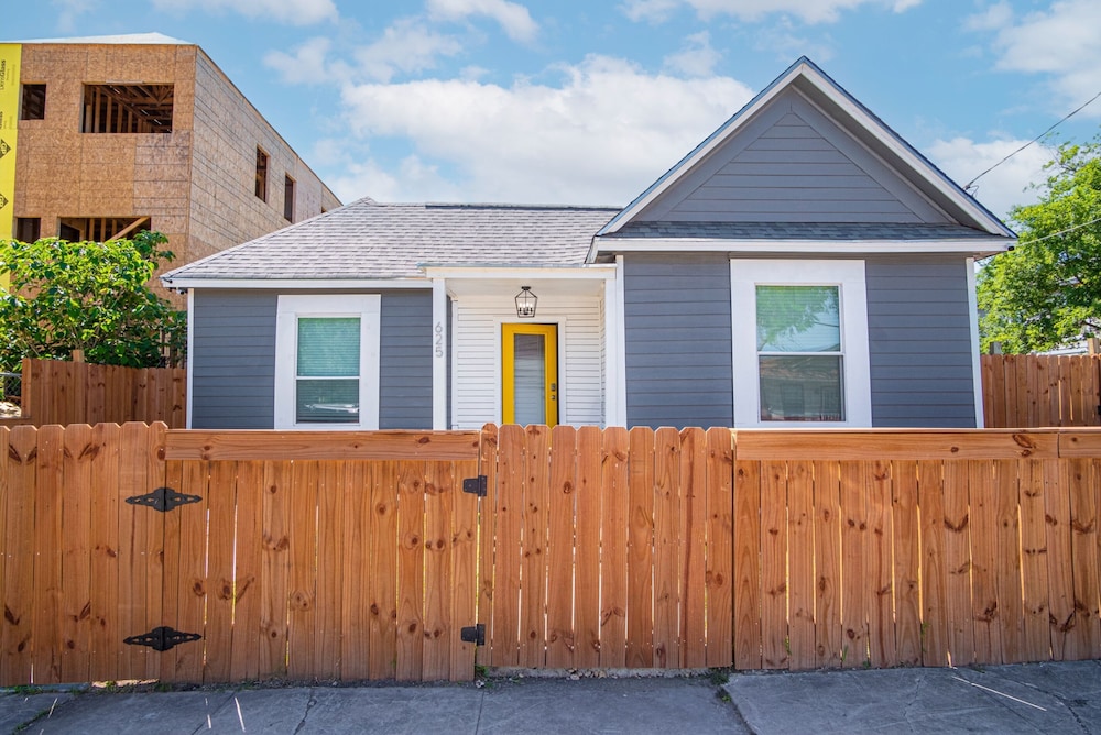 Charming 4br 2ba Only 5 Mins Downtown & Riverwalk in San Antonio, United States