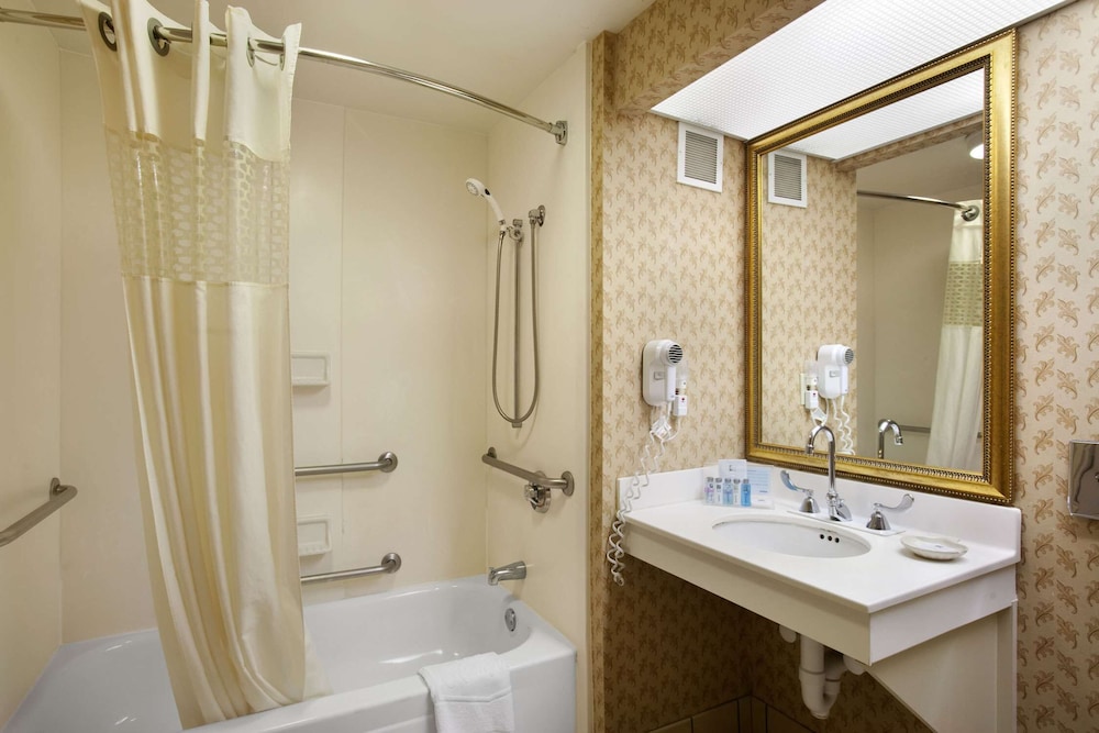 Hampton Inn & Suites Providence Warwick Airport - photo 28
