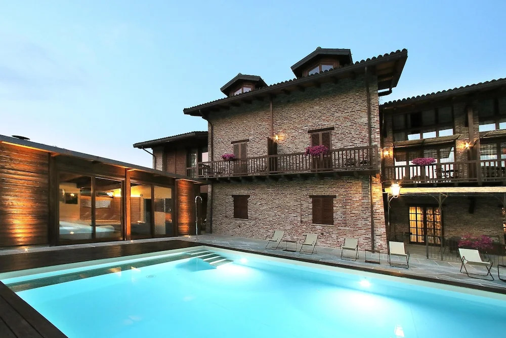 Agriturismo Malabaila — 4-Star Luxury Hotel in Canale, Italy