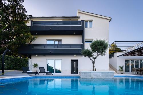 Luxury apartment with heated pool Tekla — 4-Star Luxury Hotel in Mravince, Croatia