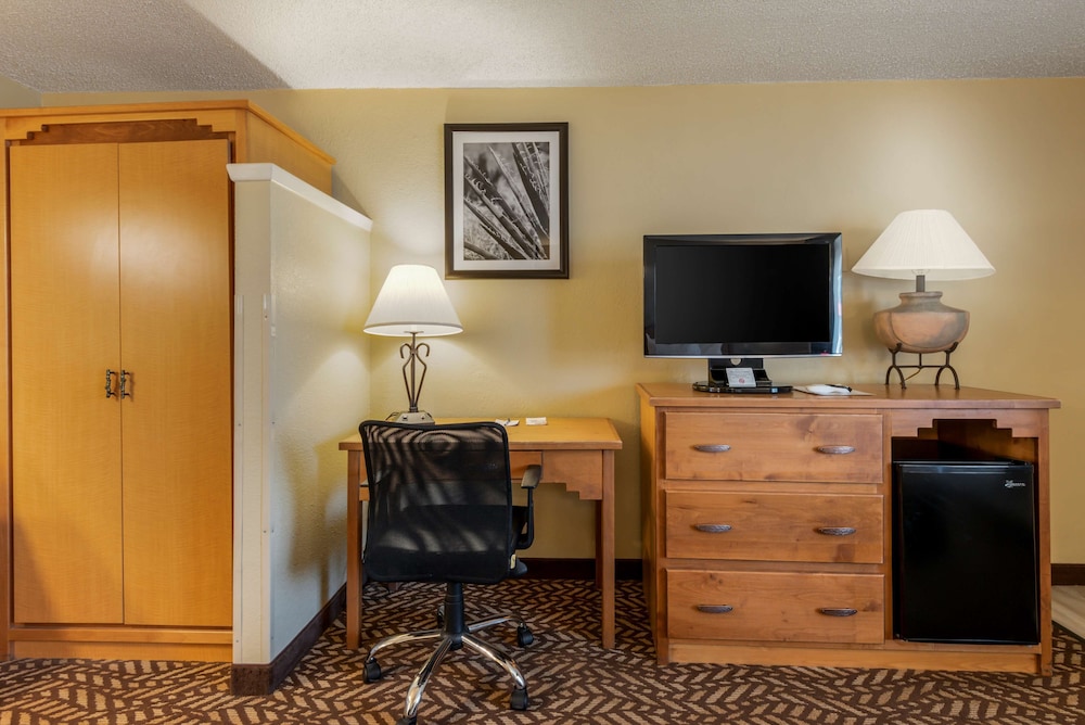 Turquoise Inn & Suites - photo 8