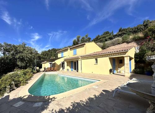 La Vigie Villa Pour 8 Personnes Avec Piscine Chauffee Et Vue Mer a la Londe Les Maures — 4-Star Luxury Hotel in La Londe-Les-Maures, France