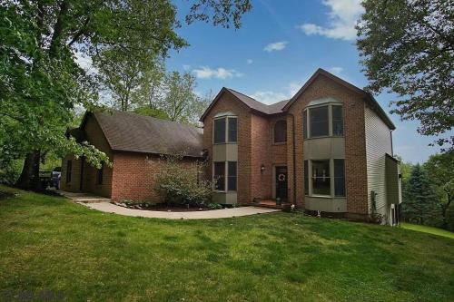 Secluded 4 bedroom with hot tub minutes from campus — 4-Star Luxury Hotel in State College, United States