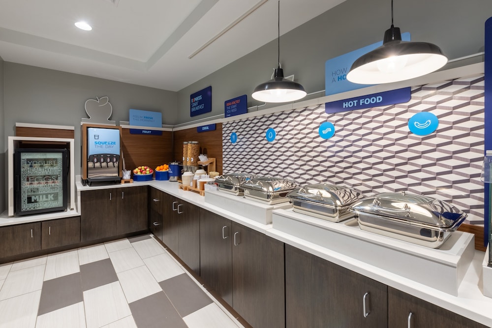 Holiday Inn Express State College at Williamsburg Square by IHG - photo 33