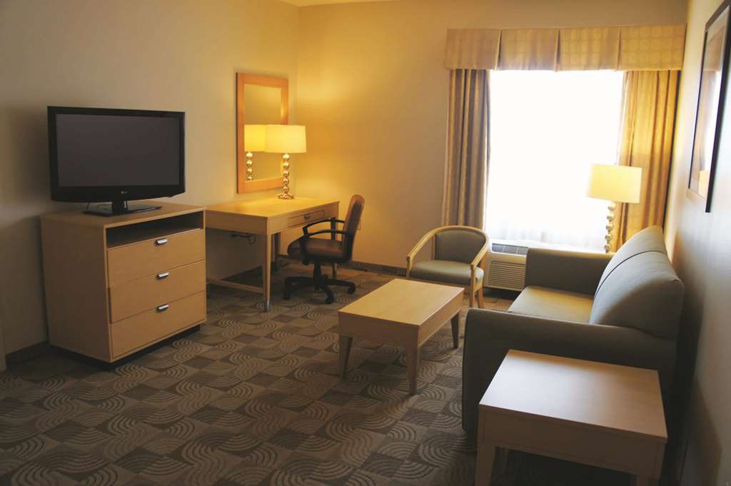 La Quinta Inn & Suites by Wyndham Tucumcari - photo 35