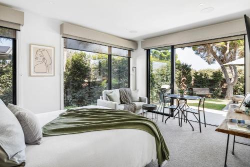 Studio One Luxe Apartment across from beach walk to local shops — 4-Star Luxury Hotel in Mount Martha, Australia
