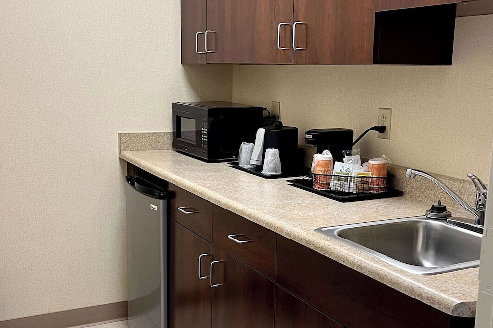 Quality Inn & Suites Prestonsburg next to Mountain Arts Center - photo 6