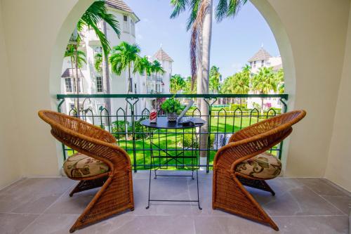 Heart of Ocho Rios Free Beach Acess King Bed Pool Free Parking Gated Complex Free Wifi 150Mbps — 4-Star Luxury Hotel in Ocho Rios, Jamaica
