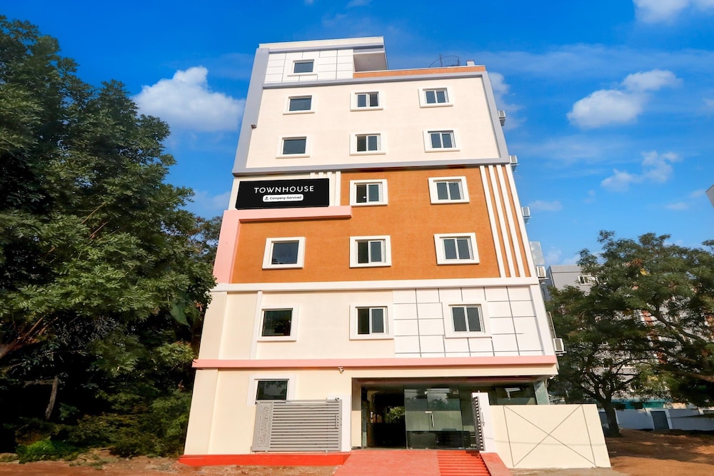 Super Townhouse Nanak Ram Guda Near WaveRock SEZ — 4-Star Luxury Hotel in Hyderabad, India