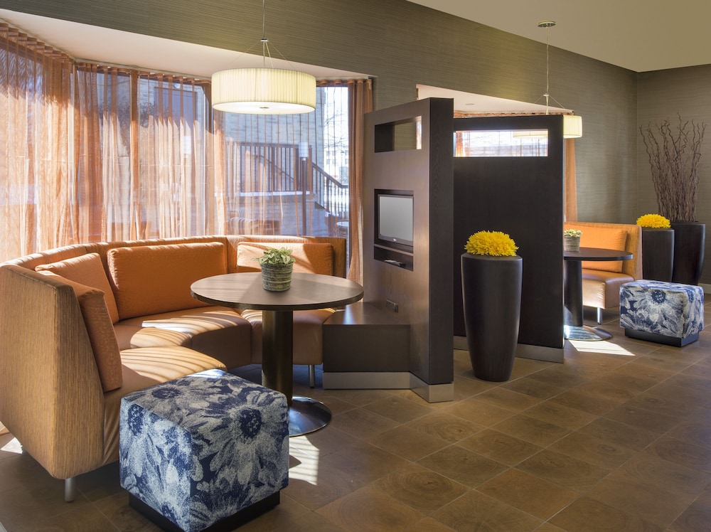 Courtyard by Marriott Grand Rapids Airport - photo 2