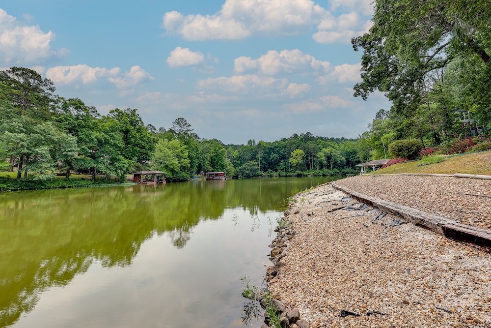 Lakefront Hot Springs Vacation Rental with Dock — 4-Star Luxury Hotel in Hot Springs Village, United States