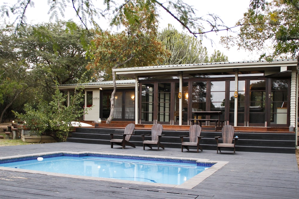 Khangela Private Game Lodge Self Catering Bedrooms are 3 Separate Chalets Hluhluwe — 4-Star Luxury Hotel in Hluhluwe, South Africa