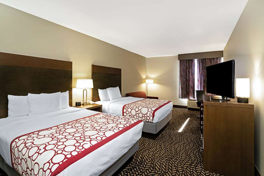 La Quinta Inn & Suites by Wyndham Tuscaloosa University - photo 24