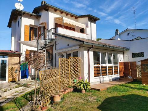 Charming house in Marina di Ravenna with fenced garden — 4-Star Luxury Hotel in Marina Di Ravenna, Italy