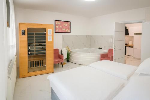 Royal Wellness Apartman — 4-Star Luxury Hotel in Heviz, Hungary