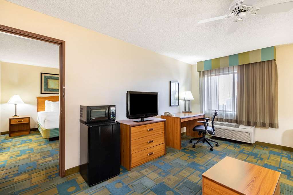 La Quinta Inn & Suites by Wyndham El Paso East - photo 25