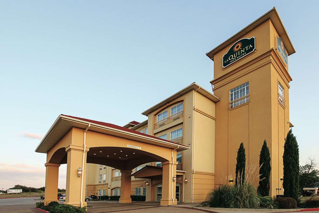 La Quinta Inn & Suites by Wyndham Dallas Hutchins - photo 3