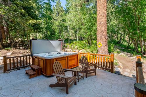 Do not miss your chance to vacation at this five bedroom 5 bath mountain home