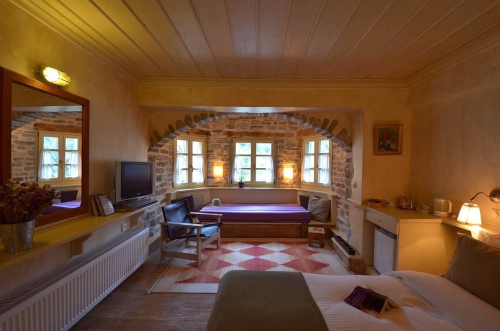 Papaevangelou Hotel - carbon neutral hotel in Konitsa