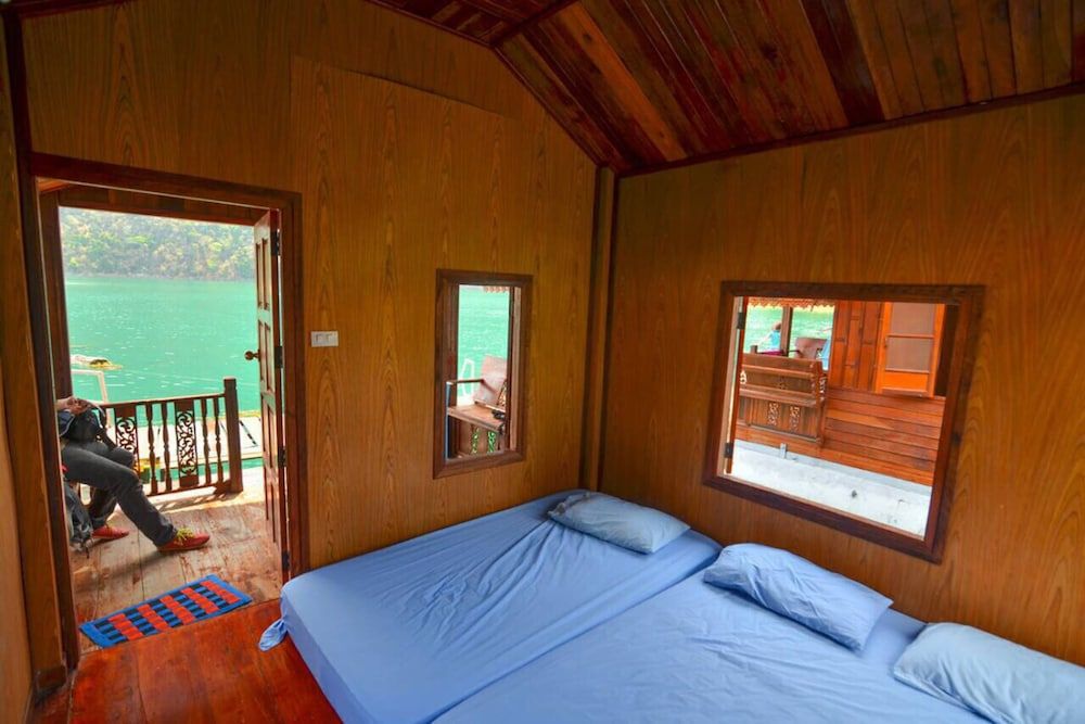 Pleanprai Floating Resort - carbon neutral hotel in Surat Thani