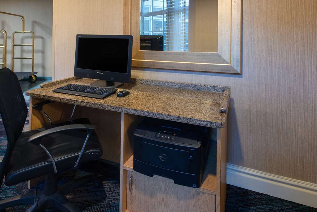 La Quinta Inn & Suites by Wyndham Tampa Brandon Regency Park - photo 34