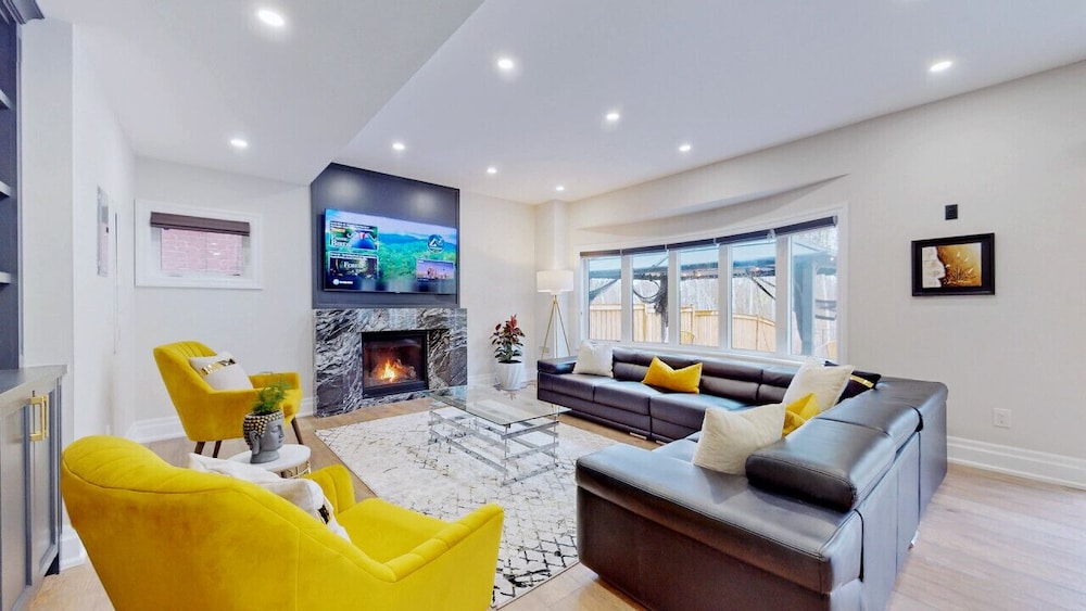 Family Modern walkout Basement wSauna Indoor Fireplace Wifi — hotel in Innisfil
