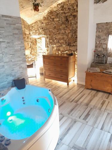 La grotta dell'Antica Calvasino Jacuzzi — hotel in Lezzeno