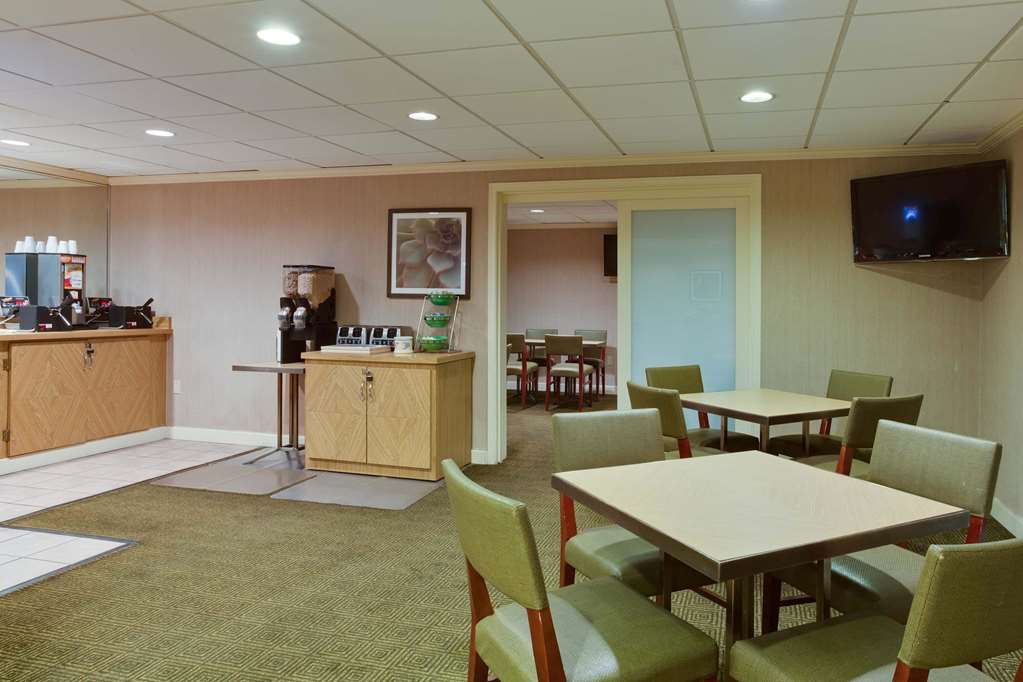 La Quinta Inn & Suites by Wyndham Lakeland East - photo 24