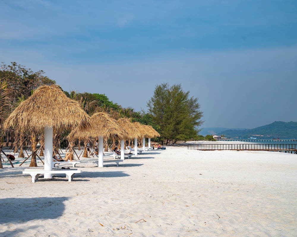 Mad Monkey Koh Sdach - carbon neutral hotel in Sihanoukville