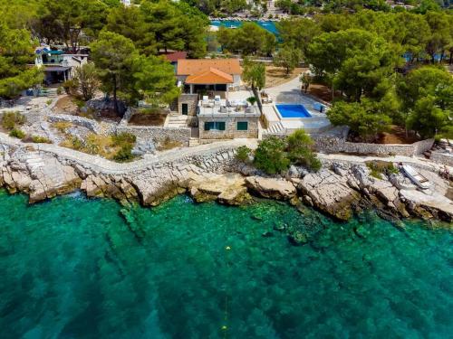 Seaside Villa Vesna — 4-Star Luxury Hotel in Milna, Croatia