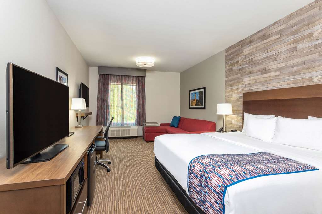 La Quinta Inn & Suites by Wyndham Bloomington - photo 17
