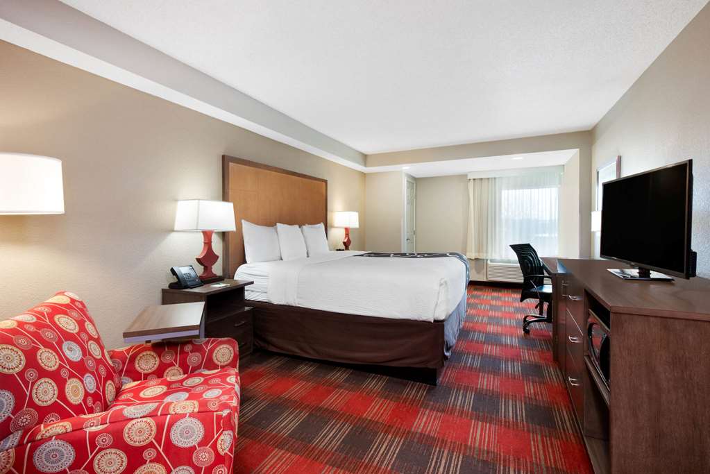 La Quinta Inn & Suites by Wyndham DC Metro Capital Beltway - photo 48