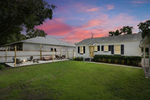 Sunny Citrus Escape Min to Midtown & Dog Friendly in Tampa, United States