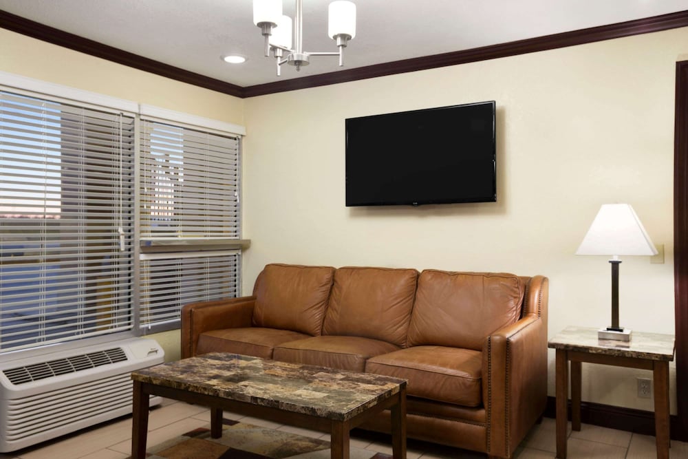 Super 8 by Wyndham Woodward - photo 3