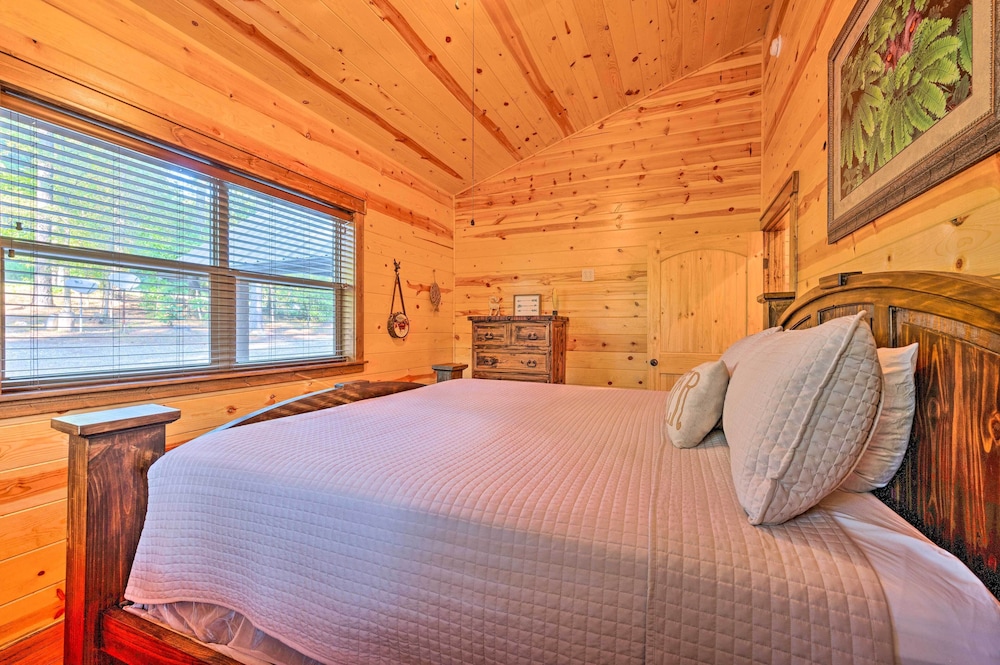 Creekside Broken Bow Cabin with Hot Tub And Fire Pit — 4-Star Luxury Hotel in Broken Bow, United States