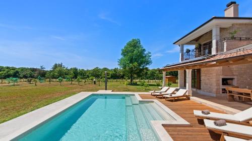 Villa Campagna near Fažana with 7250m2 large garden and sauna — 4-Star Luxury Hotel in Galizana, Croatia