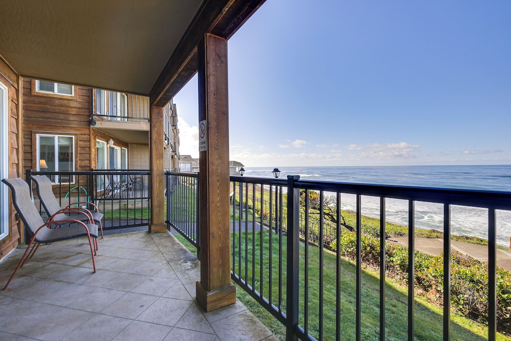 Cozy Oregon Resort Condo Steps to Lincoln Beach in Lincoln, United States