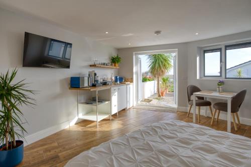 Pebbles A relaxing King Studio — 4-Star Luxury Hotel in St Ives, United Kingdom