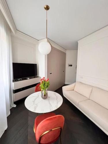 Elegante appartamento in zona Tortona Solari — 4-Star Luxury Hotel in Milan, Italy
