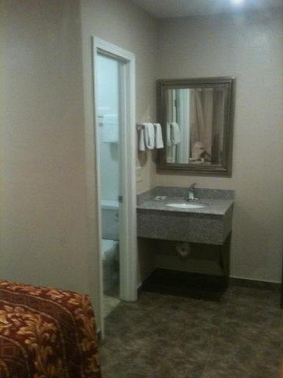 High Desert Inn — hotel in Hesperia