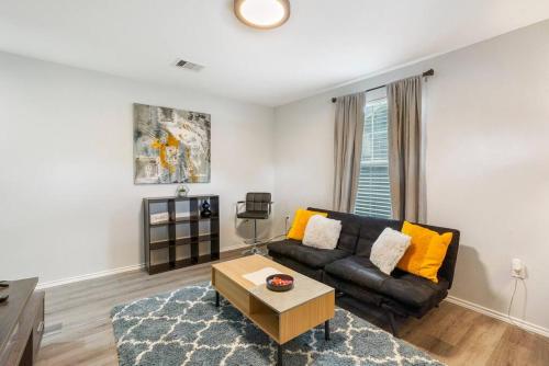 Cozy Two Bedroom Home Minutes from Downtown — 4-Star Luxury Hotel in Houston, United States