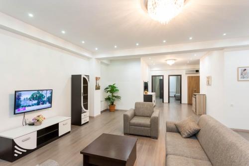 The Grand Apartment l
