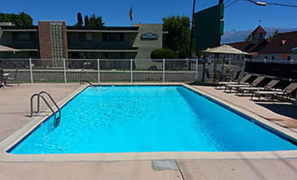 Bishop Village Motel - photo 17