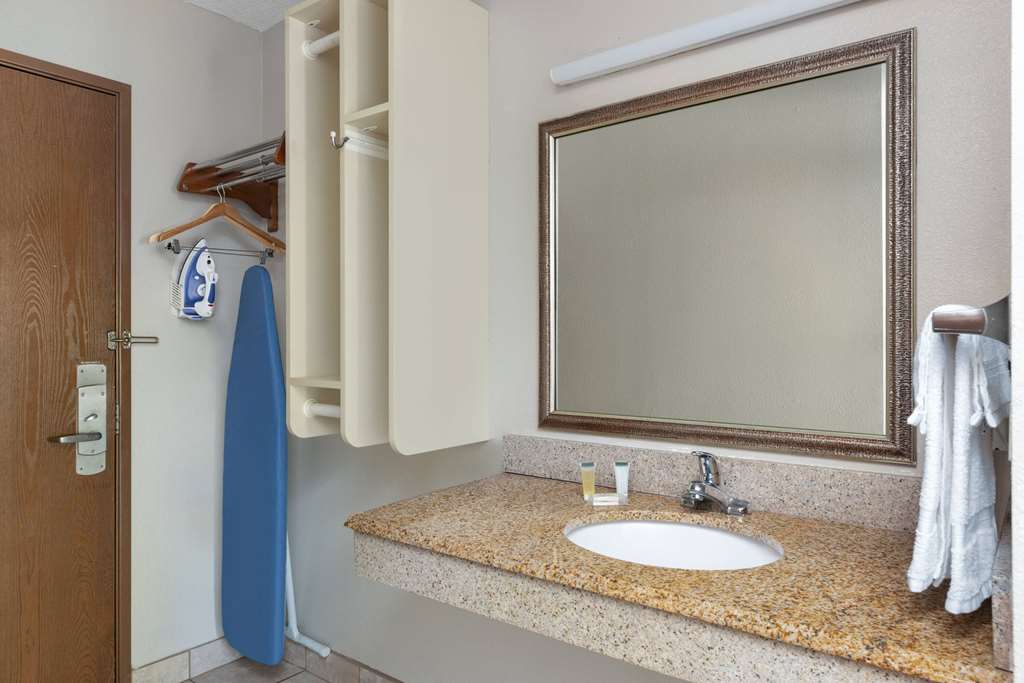 Days Inn & Suites by Wyndham Kansas City South - photo 20